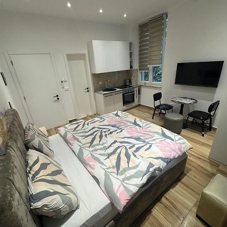 Vila 21 At Blloku Area Тирана Екстериор снимка
