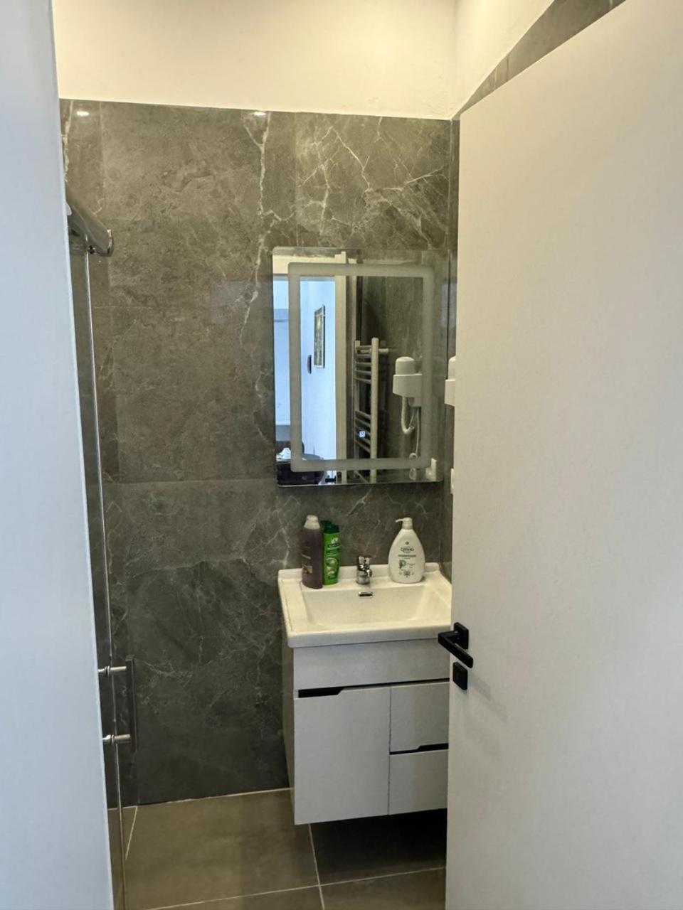 Vila 21 At Blloku Area Тирана Екстериор снимка
