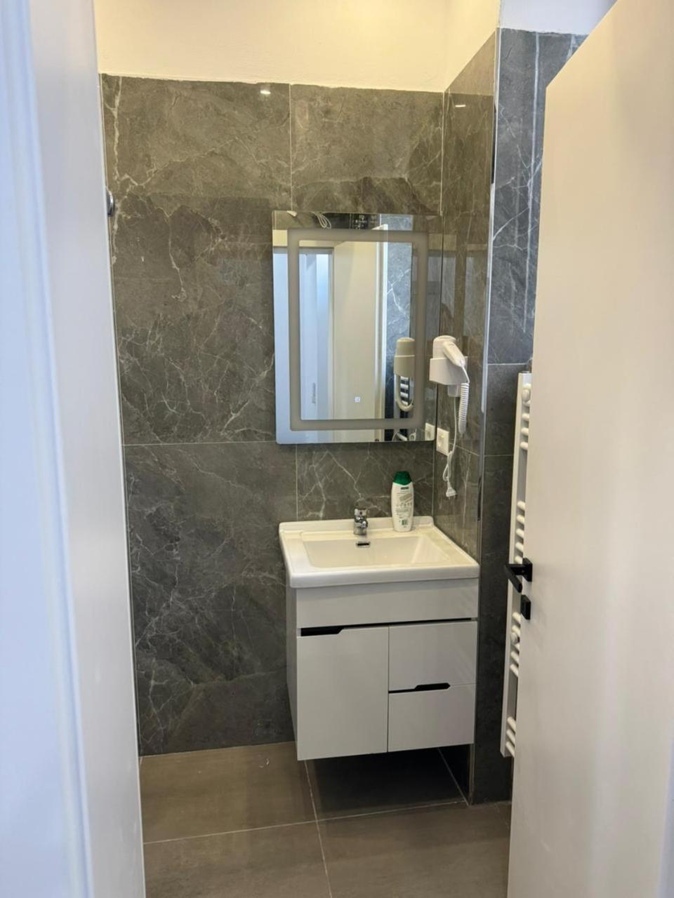 Vila 21 At Blloku Area Тирана Екстериор снимка